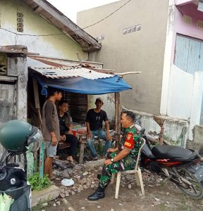 Babinsa Sako Koptu Alex Komsos Bersama Warga Himbau Tingkatkan Keamanan Lingkungan Menjelang Pemilu