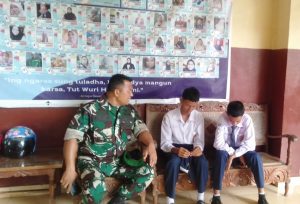 Serka Dudi Memberikan Nasehat Siswa SMPN 27 Palembang Yang Bolos Sekolah Agar Tidak Mengulangi Perbuatanya