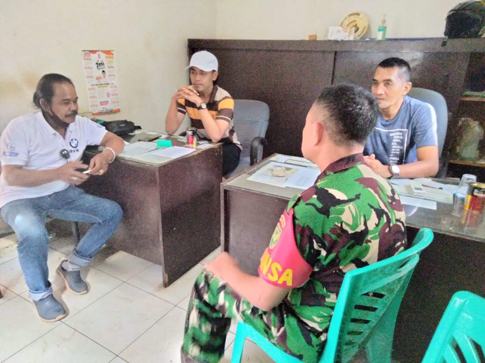 Sertu Otong Sudrajat Dalam Komsosnya Bersama Pengurus Pasar Multi Wahana Agar Menjaga Kamtibmas Serta Kebersihan Pasar 1