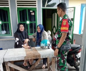 Babinsa Kelurahan Lawang Kidul Himbau Ibu -Ibu Menjaga Kebersihan Di Lingkungan Sekitar Rumah