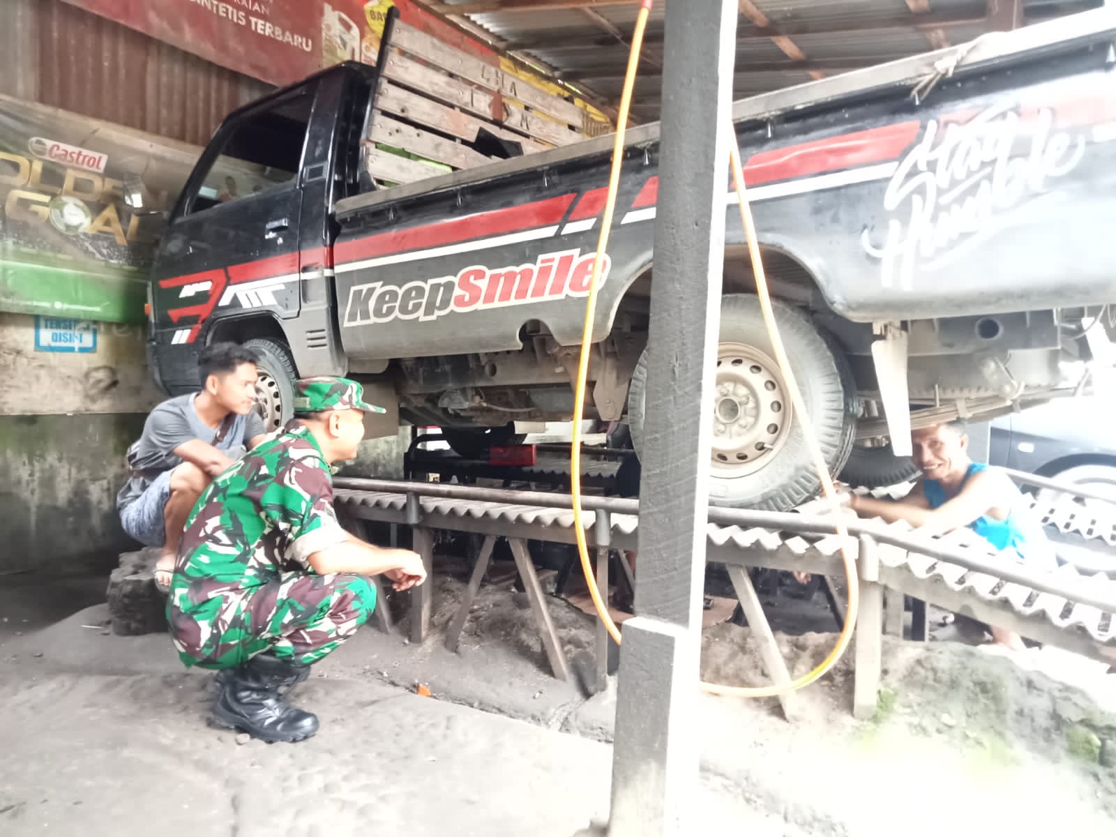 Jalin Silaturahmi Babinsa Kel Srimulya Komsos Bersama Mekanik Bengkel 1