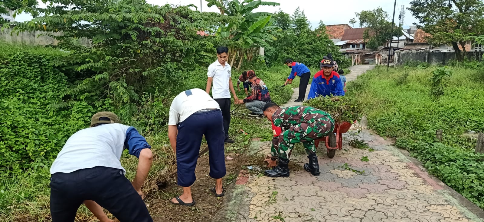 Cegah Bencana Banjir Babinsa Lawang Kidul Gotong Royong Bersama Membersihkan Rumput Dan Saluran Air 1
