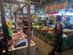 Babinsa Koramil 418-07/Sukarami Monitoring Harga Bahan Pokok Di Pasar Tradisional Kebun Bunga
