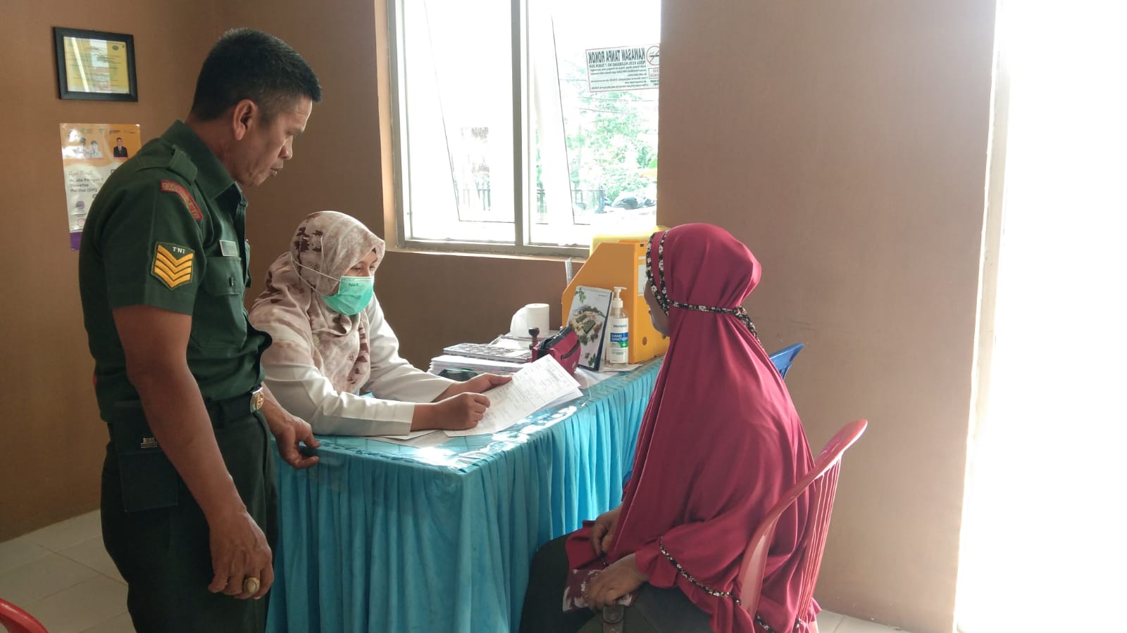 Babinsa Koramil 418-08/Sako Bantu Antara Warga Sakit Ke Puskesmas 1