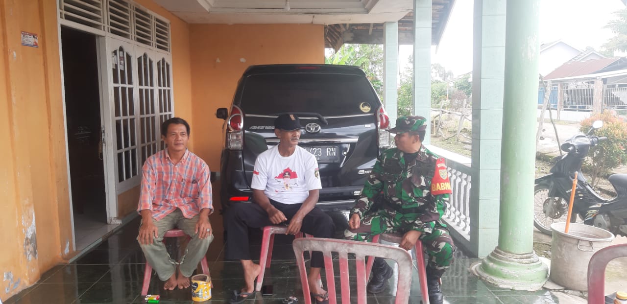 Babinsa Sukamulya Komsos Bersama Warga Himbau Agar Selalu Menjaga Kerukunan Antar Warga 1