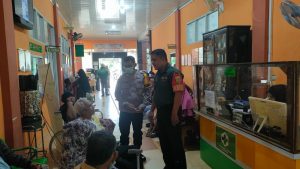 Babinsa Koramil 418-07/Skr Bersama Bhabinkamtibmas Kebun bunga Komsos Dengan Staf Puskesmas dan Masyarakat