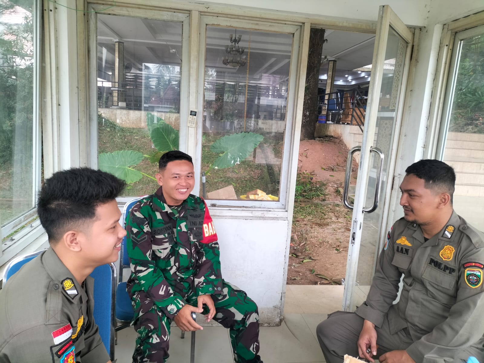 Babinsa Koramil 418-02/Pakjo Komsos Bersama Anggota Sat PP Himbau Agar Menjaga Kamtibmas Diarea Griya Agung 1