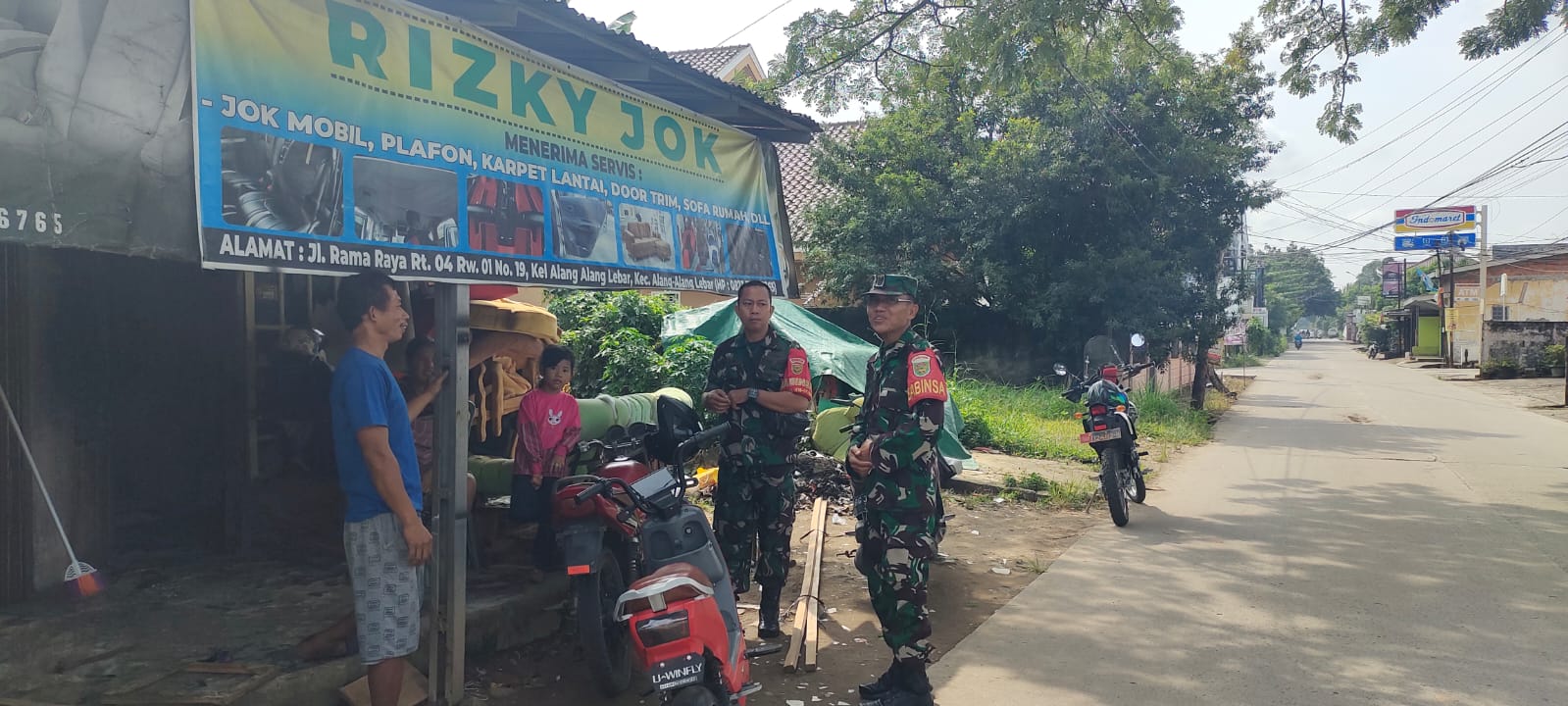 Jaga Kamtibmas Di wilayah Binaannya Babinsa 418-07/Sukarami Anjangsana Kerumah Warga 1