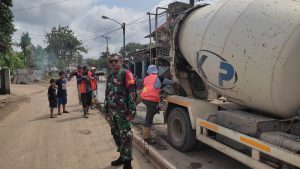 Babinsa Sukajaya  Bersama Dengan Ketua RT Monitoring Pekerjaan Pengecoran Jalan TPA Sukawinatan Yang Mengakibatkan Antrian Mobil Angkutan Sampah