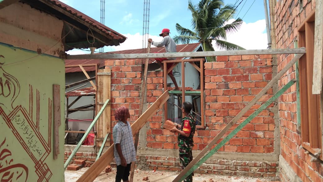 Wujud Kemanunggalan TNI Babinsa Koramil 418-08/Sako Bantu Warga Rehab Mushola 1