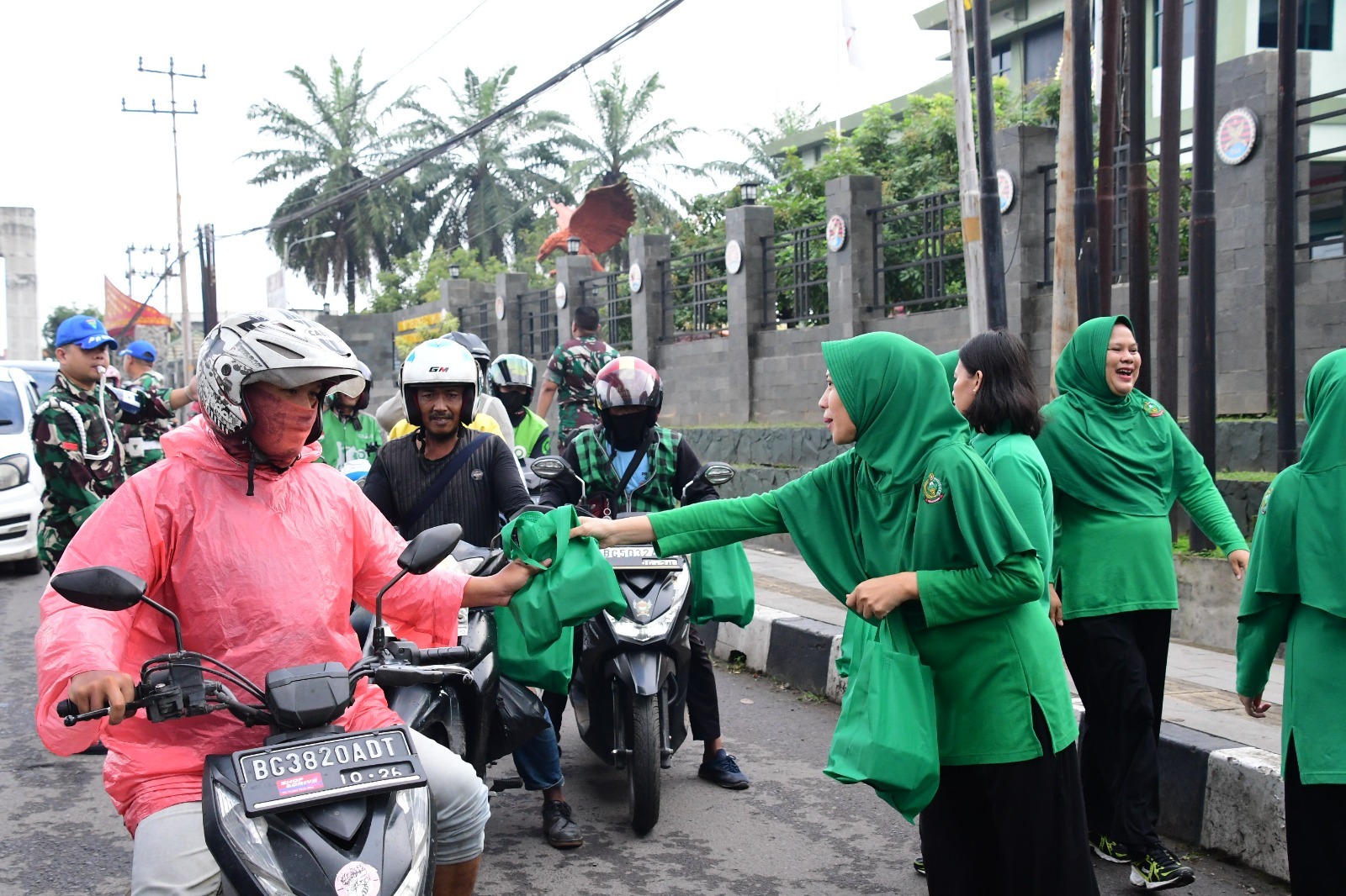 Indahnya Ramadhan, Korem 044/Gapo dan Persit KCK Berbagi Takjil Buka Puasa 1