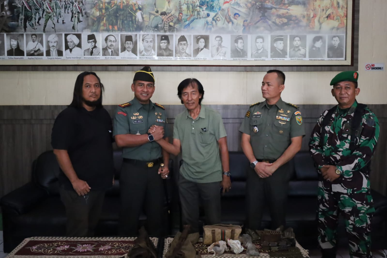 Kepercayaan Rakyat Kepada TNI , Di Buktikannya Penyerahan Senjata Api Lengkap Dengan Amunisi Dan Bahan Peledak Ke Kodim 0418/Palembang 1