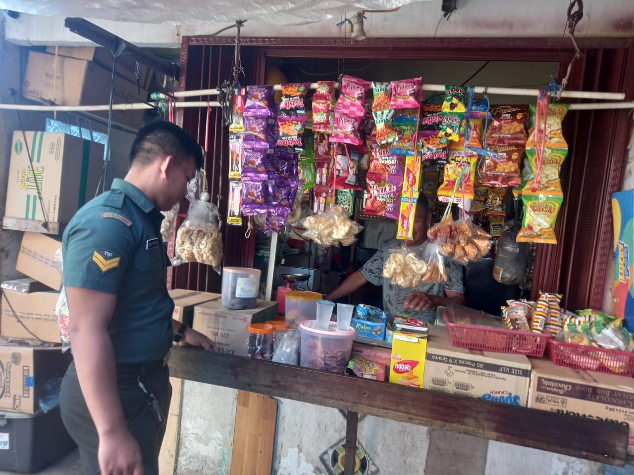 Antisipasi Kenaikan Harga Babinsa 11 Ilir Cek Harga Sembako Di Warung Tradisional 1