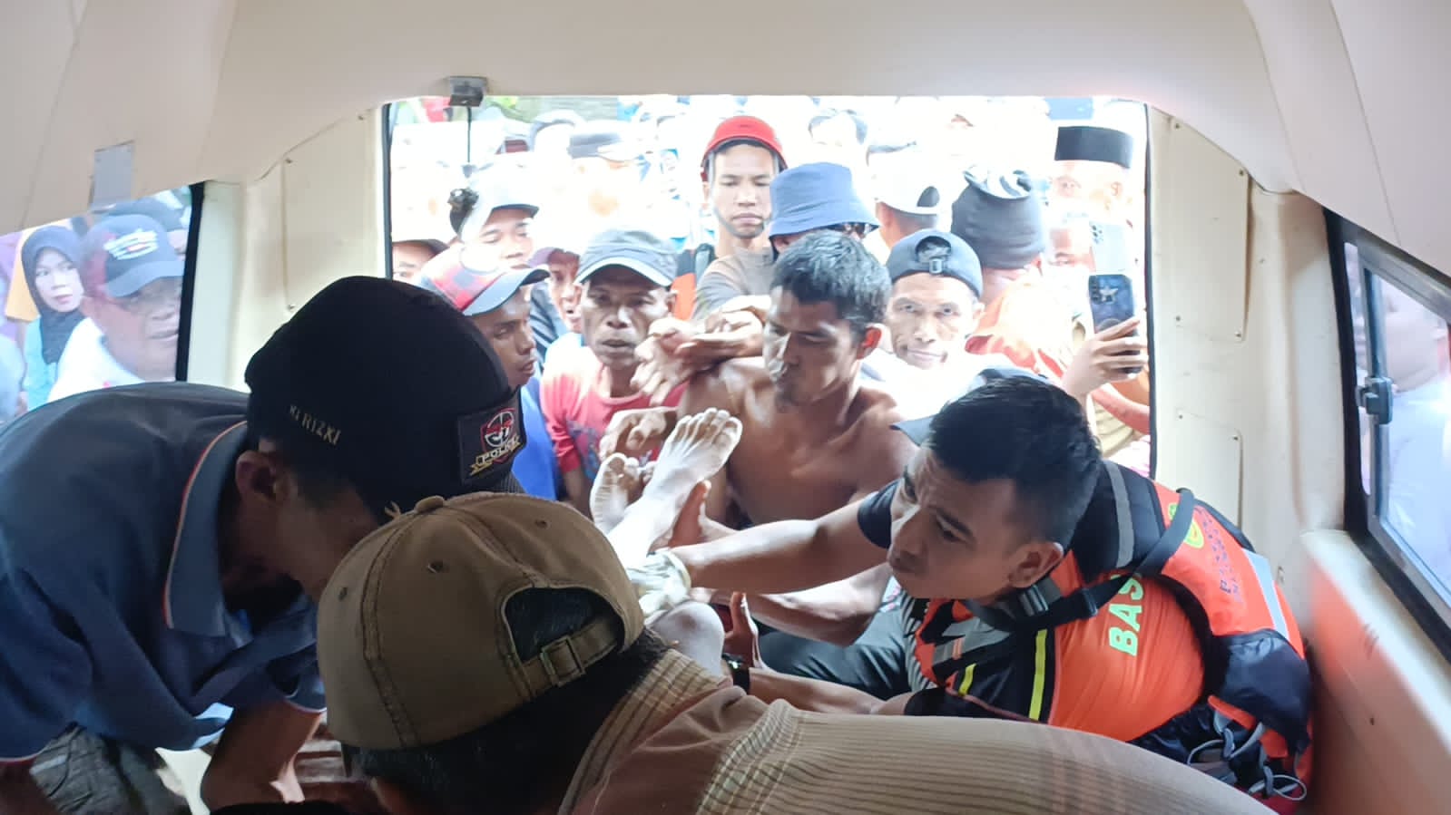 Kurang Dari 24 Jam, Pelajar Tenggelam Dirawa Ditemukan Team SAR Gabungan 1