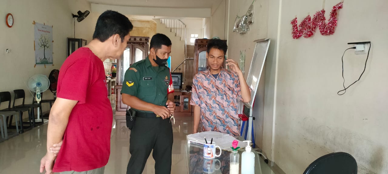 Sertu Yofi Komsos Bersama Pedagang Himbau Untuk Menjaga Kebersihan Disekitar Tempat Berjualan 1