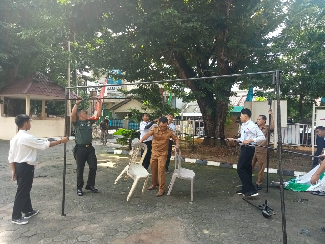 Babinsa Sialang Bersama Staf Kecamatan Gotong Royong Mendirikan Tenda Untuk Pasar Bedug 1
