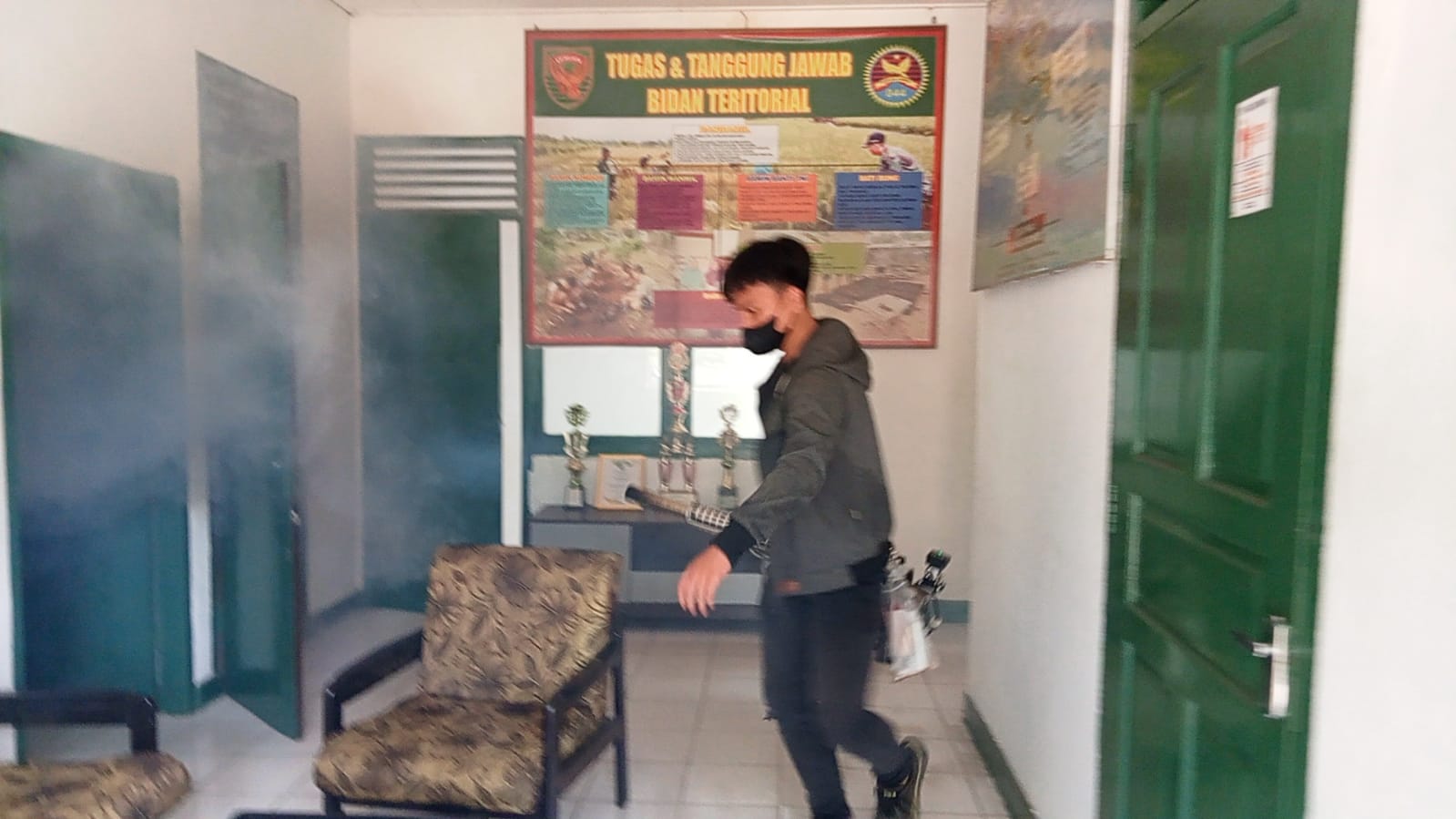 Cegah Wabah DBD Koramil 418-08/Sako Laksanakan Penyemprotan Fogging 1