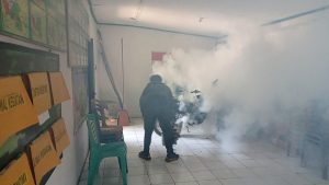 Cegah Wabah DBD Koramil 418-08/Sako Laksanakan Penyemprotan Fogging 2