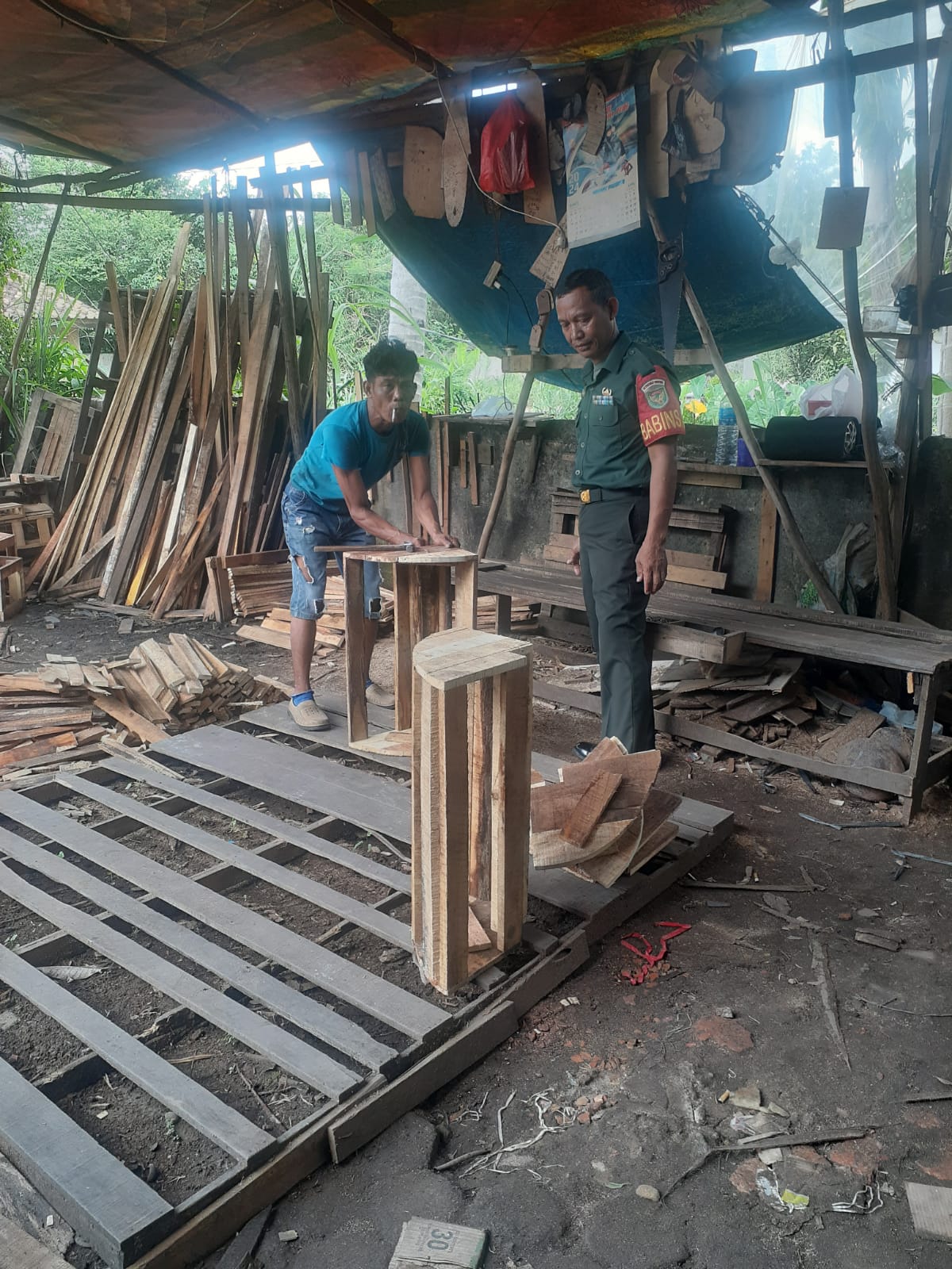 Babinsa Talang Betutu Anjangsana Kerumah Warga Binaan Berikan Semangat Dan Motivasi 1