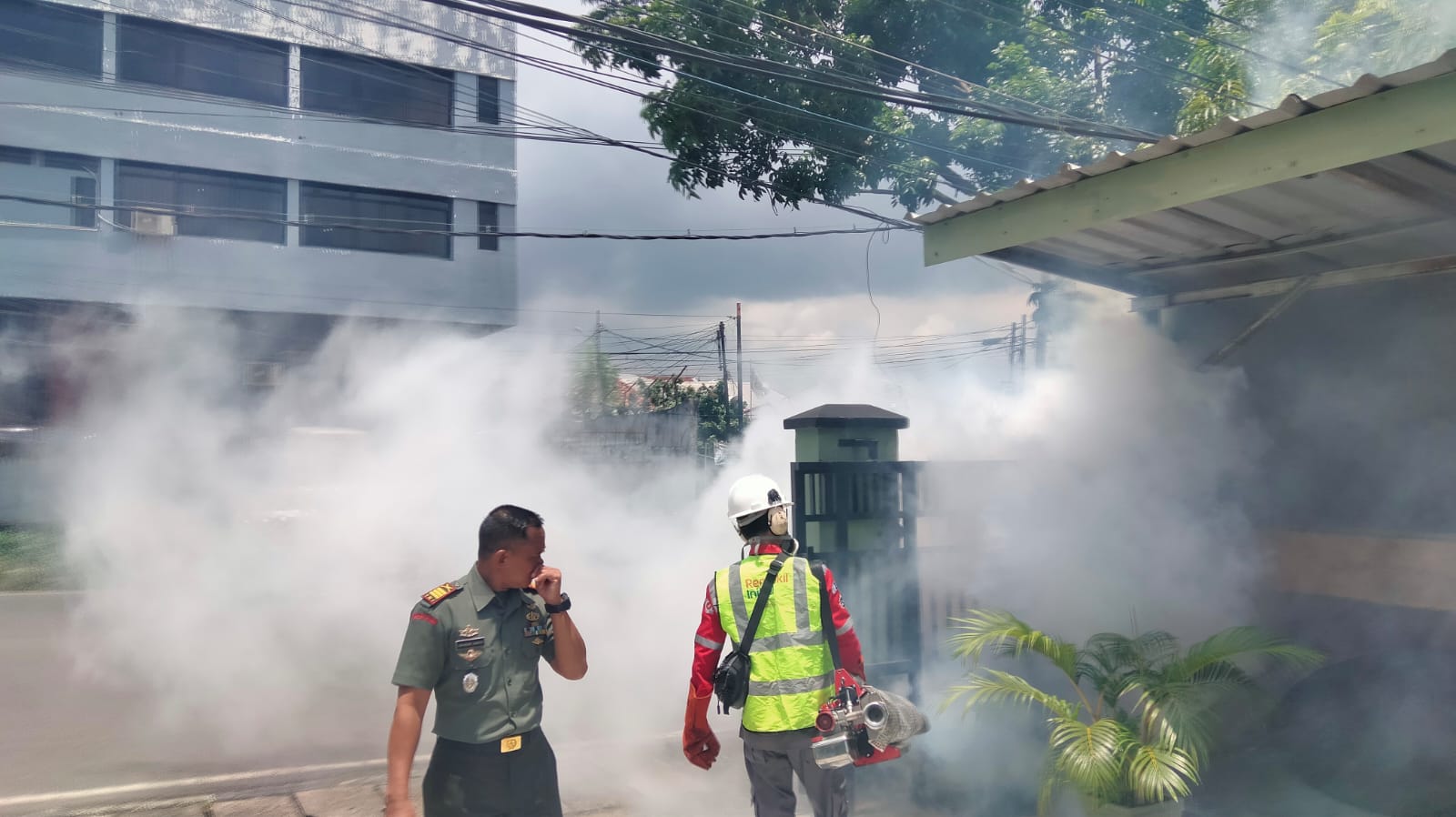 Koramil 418-05/Lemabang Laksanakan Penyemprotan Fogging Guna Cegah Wabah DBD 1