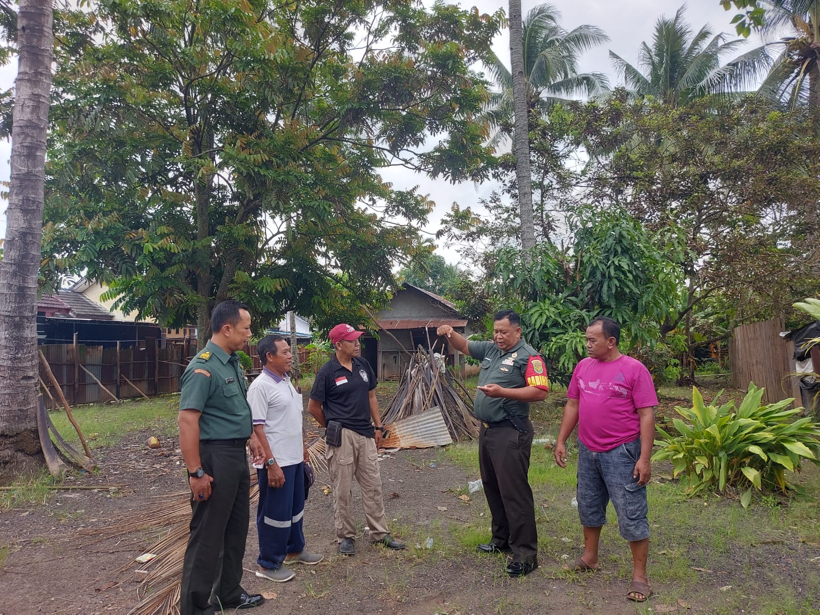 Babinsa Sukamaju Kosmos Bersama Warga Ajak Menjaga Keamanan Dan Kebersihan Lingkungan 1