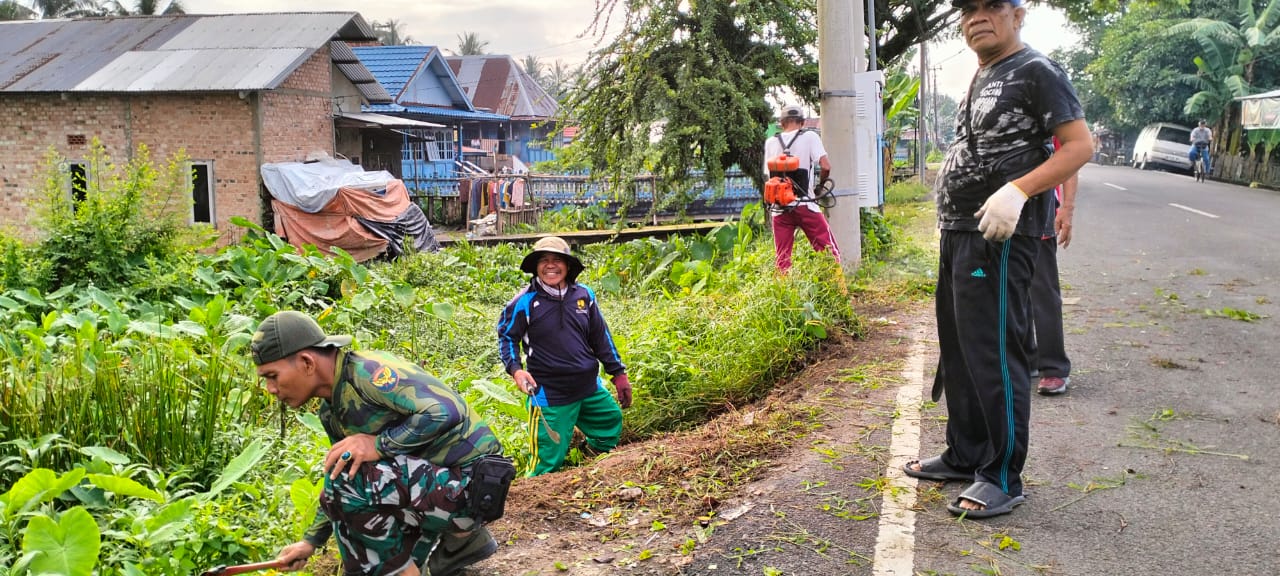 Bentuk Kemanunggalan TNI Babinsa Kel Sei Lais Melaksanakan Gotong Royong Bersama Warga 1