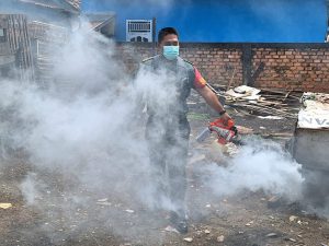 Cegah Penyebaran Wabah DBD Babinsa Koramil 418-07/Sukarami Gerak Cepat  Lakukan Penyemprotan Fogging