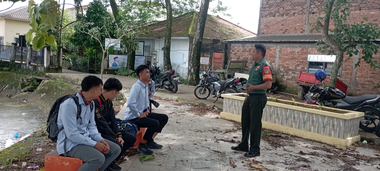 Babinsa Talang Aman Komsos Bersama Warga Memberikan Arahan Untuk Menjaga Kebersihan 1