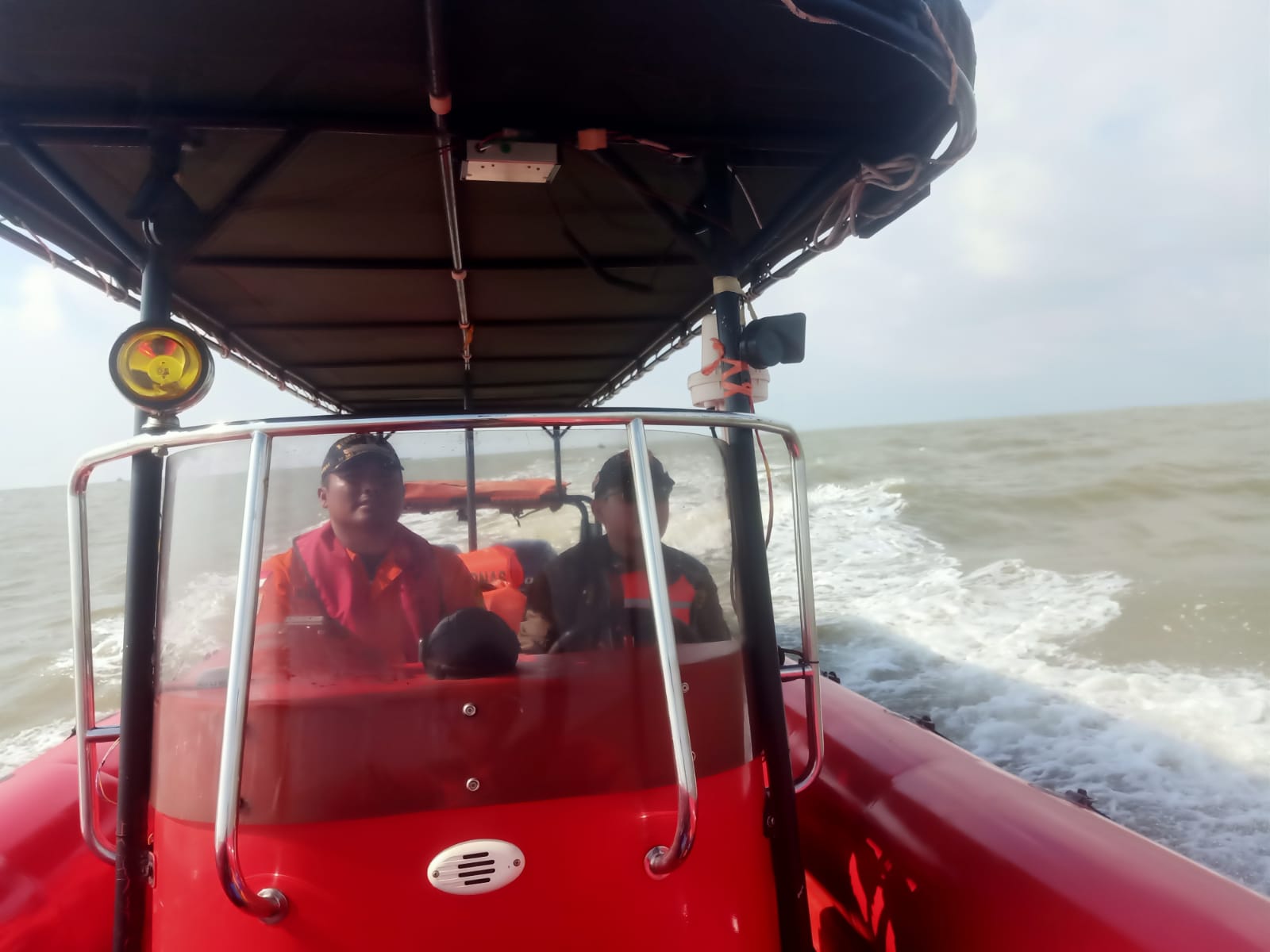 KAPAL DENGAN POB 5 ORANG ALAMI MATI MESIN DI PERAIRAN DAERAH BATA KARANG BANYUASIN 1