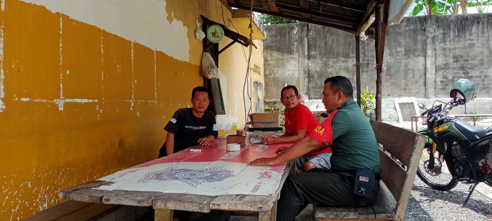 Jaga Kamtibmas Dan Antisipasi Tawuran Babinsa Kel Karya Baru Komsos Bersama Warga 1