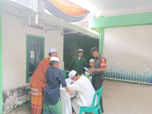 Antisipasi Curanmor Babinsa 1 Ilir Komsos Bersama Jemaah Masjid Sultan Agung Agar Waspada Akan Dalam Menjaga Keamanan