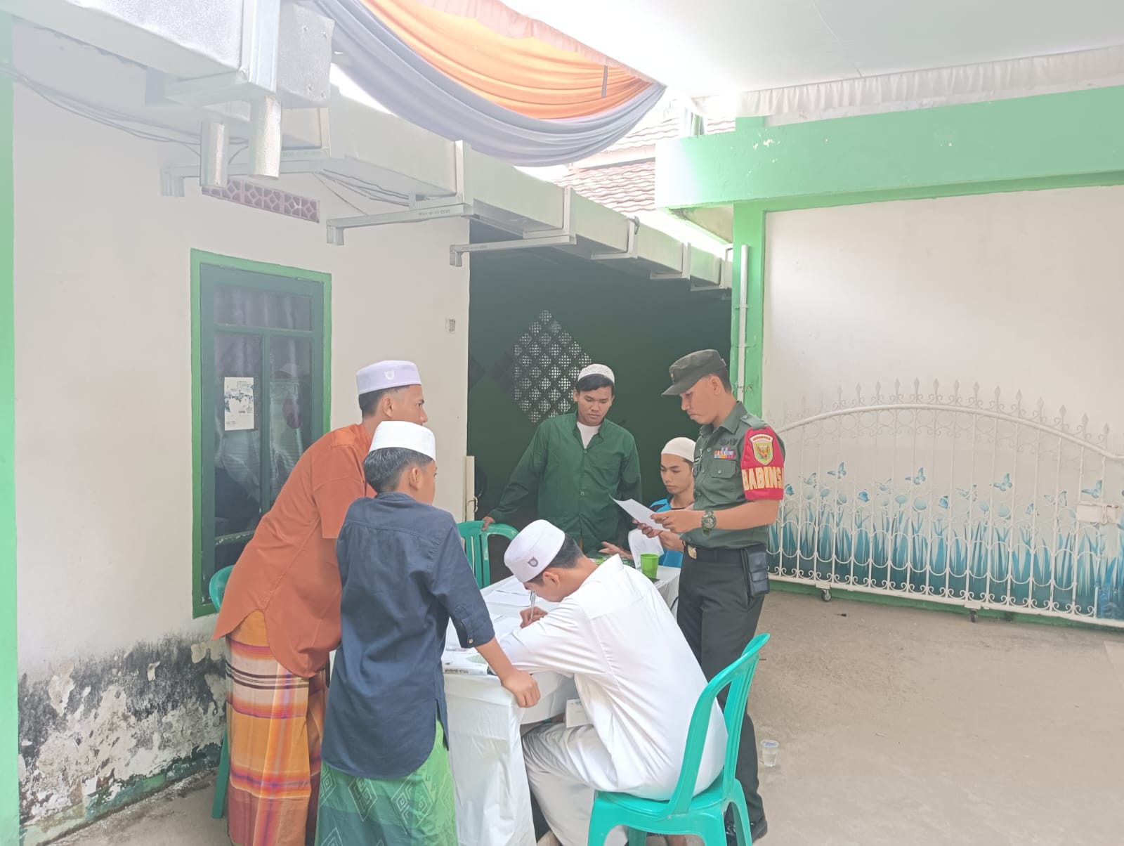 Antisipasi Curanmor Babinsa 1 Ilir Komsos Bersama Jemaah Masjid Sultan Agung Agar Waspada Akan Dalam Menjaga Keamanan 1
