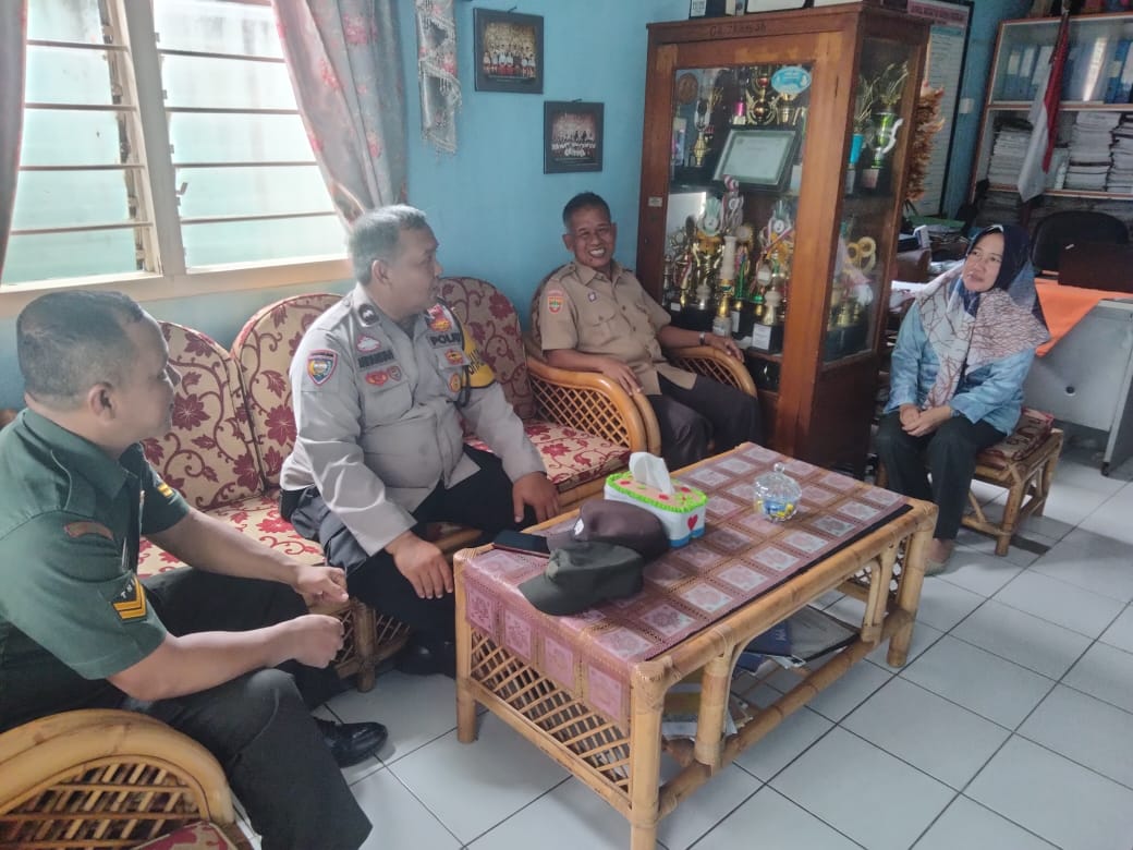 Babinsa Kelurahan 5 Ilir Komsos Bersama Kepala Sekolah dan Guru SD Bina Bangsa 1