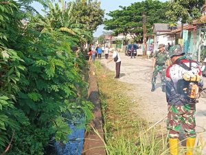 Cegah Banjir Dan Penyebaran Wabah DBD  Koramil 418-02/Pakjo Gelar Jumat Bersih
