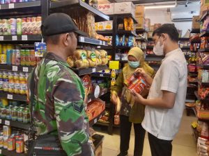 Babinsa Koramil 418-04/Kertapati Bersama Bhabinkamtibmas Mendampingi Tim Puskesmas 7 Ulu CeK Makanan Dan Minuman Kadaluwarsa