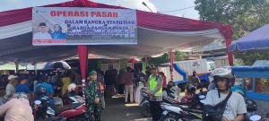 Babinsa Koramil 418-07/Skr Dan Bhabinkamtibmas Monitoring Operasi Pasar Murah