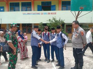 Babinsa Koramil 418-04/Kertapati Bersama Bhabinkamtibmas Bantu Mendamaikan Siswa Yang Berkelahi 2