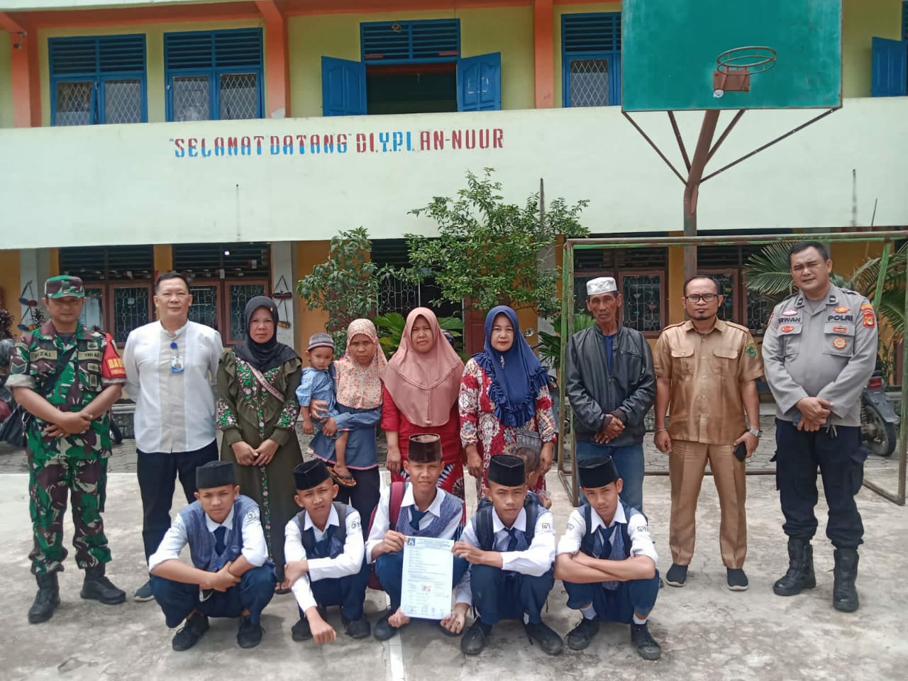 Babinsa Koramil 418-04/Kertapati Bersama Bhabinkamtibmas Bantu Mendamaikan Siswa Yang Berkelahi 1