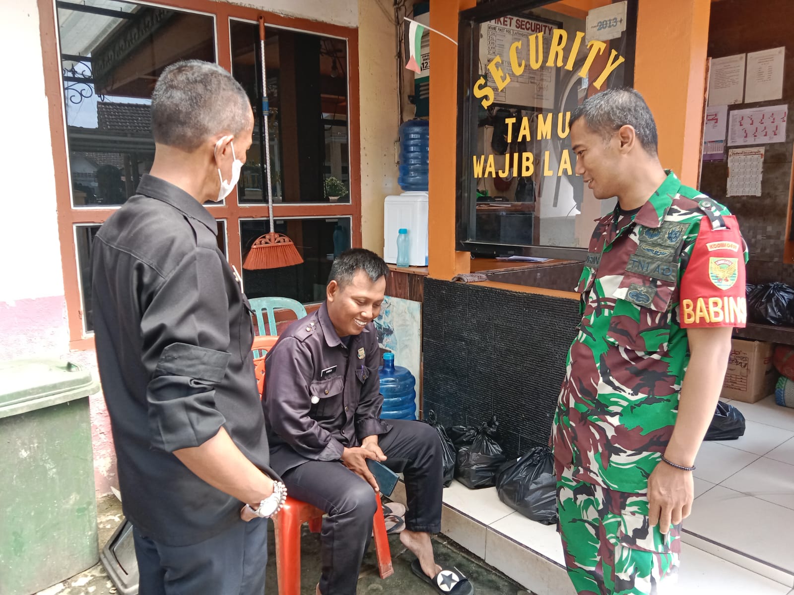 Jaga Kamtibmas Di Wilayah Binaan Babinsa Pipareja Komsos Bersama Security 1
