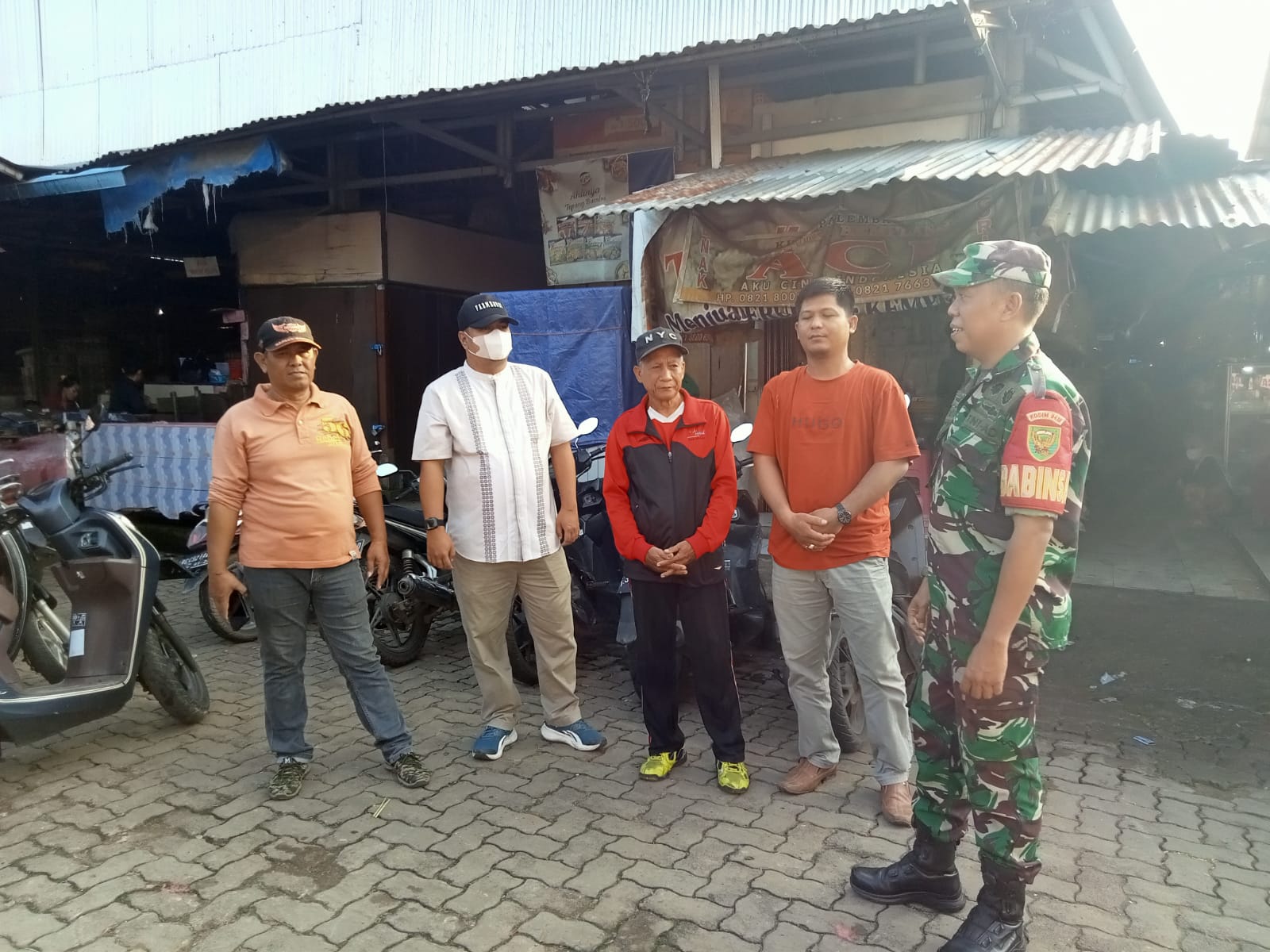 Babinsa Koramil 418-08/Sako Bersama Para Pedagang Pasar Agar Selalu Menjaga Kebersihan Lingkungan 1