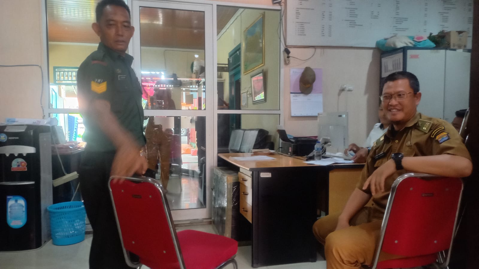 Menjaga Kekondusifan Keamanan Babinsa Kel Duku Komsos Bersama Kasi Trantib 1