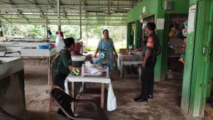 Antisipasi Kenaikan Harga Bahan Pokok Babinsa Koramil 418-07/Skr Komsos Bersama Pedagang Pasar