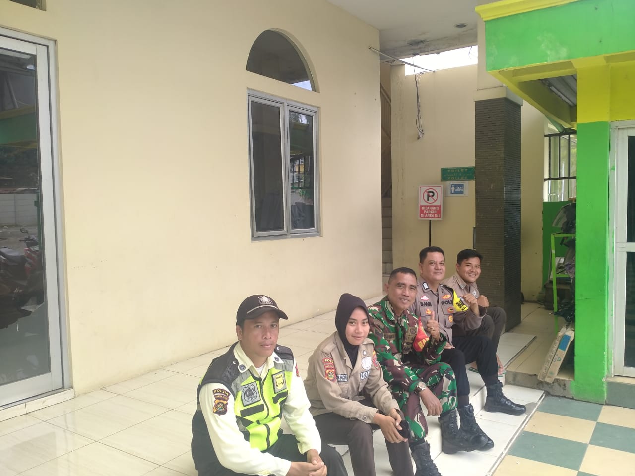 Babinsa Bukit Baru Komsos Bersama Security Sekolah Islam Bina Ilmi Himbau Agar Selalu Meningkatkan Keamanan Serta Jaga Kebersihan Lingkungan 1