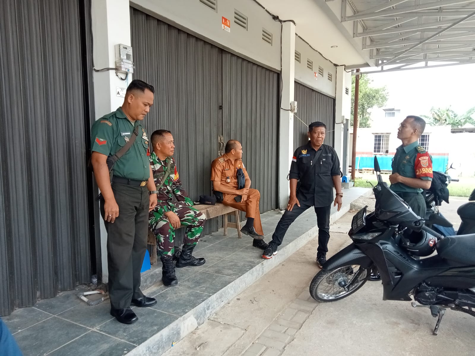 Babinsa Koramil 418-08/Sako Patroli Bersama Lurah Sako Himbau Agar Masyarakat Peduli Lingkungan Dengan Menjaga Kebersihan 1