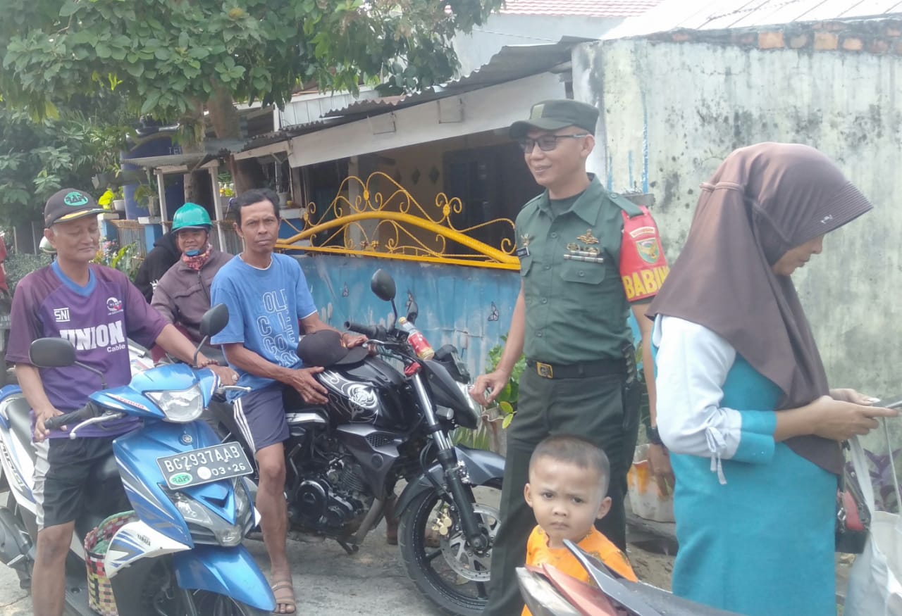 Babinsa Kel Sako Baru Komsos Bersama Warga Himbau Agar Selalu Mematuhi Peraturan Lalu Lintas 1
