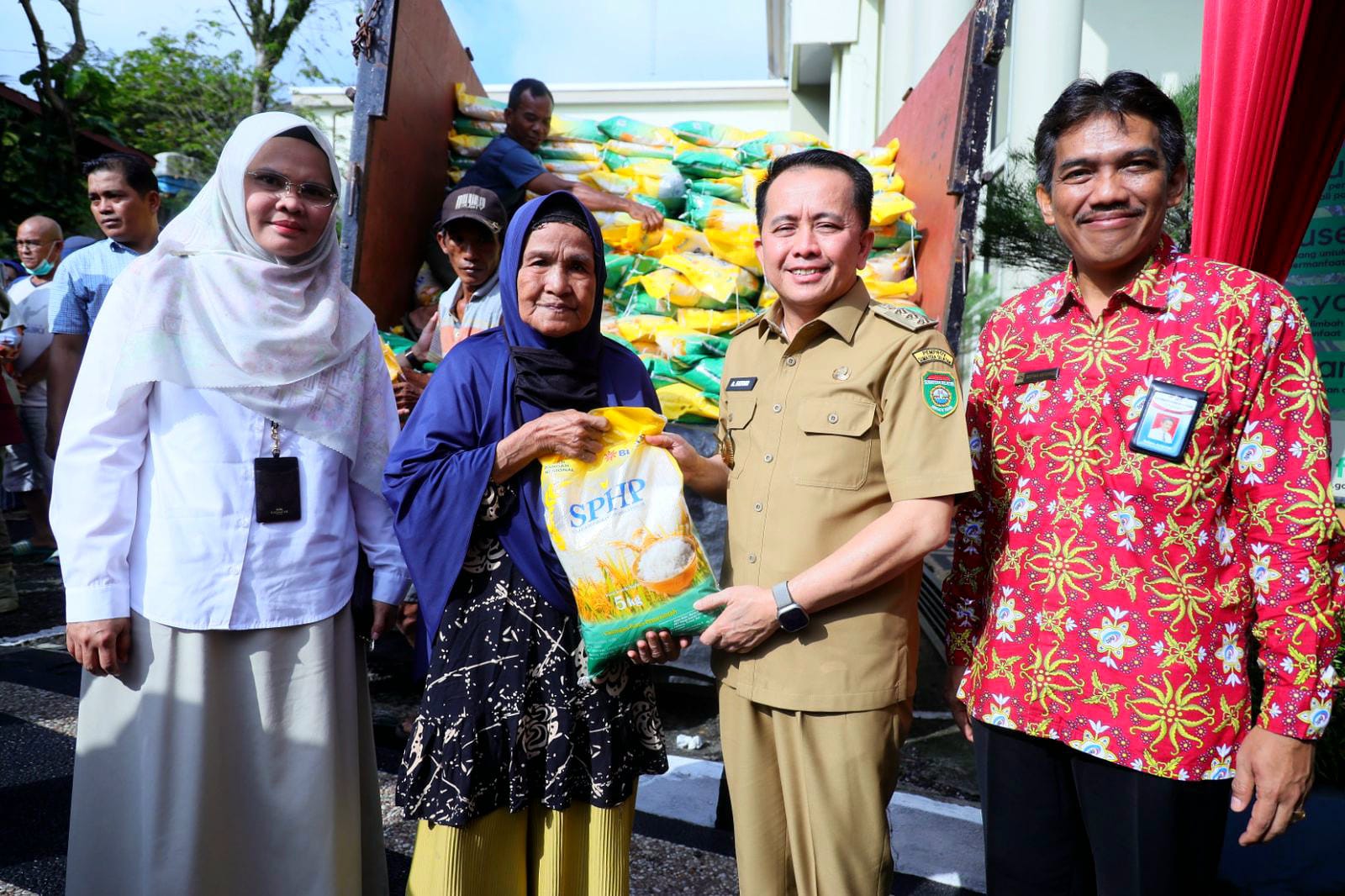 Bantu Warga Dapatkan Sembako Murah, Pj Gubernur Agus Fatoni Buka Operasi Pasar Perwakilan BPKP Sumsel 1