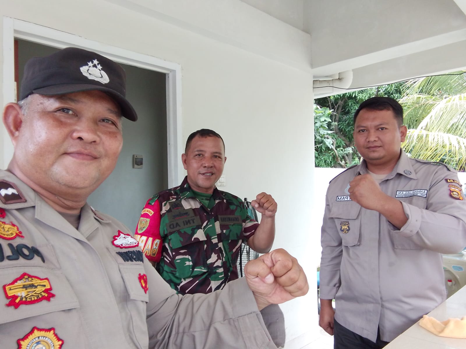 Babinsa 5 Ilir Komsos Bersama Security PT Dexa Medica Himbau Membahas Masalah Keamanan di Sekitar Kantor. 1