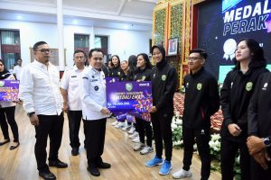 Pj Gubernur Sumsel Agus Fatoni Serahkan Bonus Bagi Atlet dan Pelatih Berprestasi Pada Porwil XI