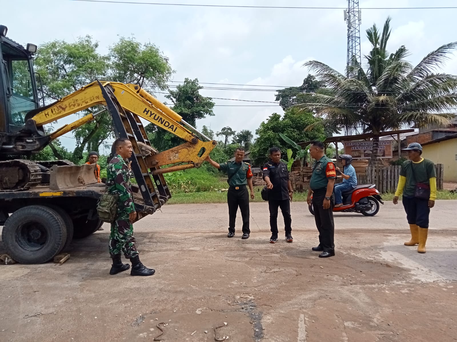 Babinsa Kel Sako Dampingi Dinas PUPR Kota Palembang Dalam Melakukan Pengerukan Parit Akibat Sampah 1