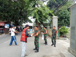 Bentuk Kepedulian TNI , Koramil 418-08/Sako Gelar Jumat Berkah Bagikan Nasi Kotak